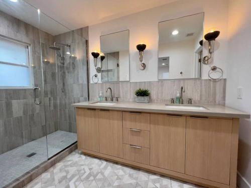 Heart of Uptown retreat estate with views and hot tubs - image 2