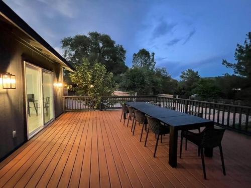Uptown Vacation Villa at The OZ with Hot tub and Views - image 3