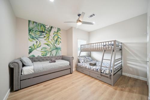Amazing Value with High Comfort, 14 Guests for 4BR by Disneyland, Beaches, Rodeo 39 & More, Midway City (zdjęcie 9)