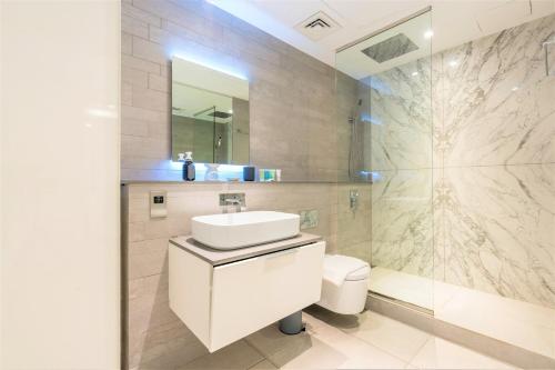 Stunning 2Bedroom in Dubai Downtown - image 8