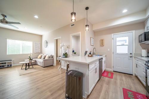 Amazing Value with High Comfort, 14 Guests for 4BR by Disneyland, Beaches, Rodeo 39 & More, Midway City (zdjęcie 7)