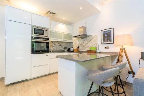 Stunning 2Bedroom in Dubai Downtown - image 3