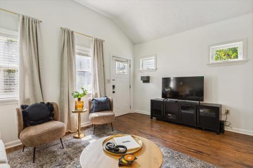 Newly Renovated Tremont Treasure I Cozy + Modern, Cleveland (photo 4)