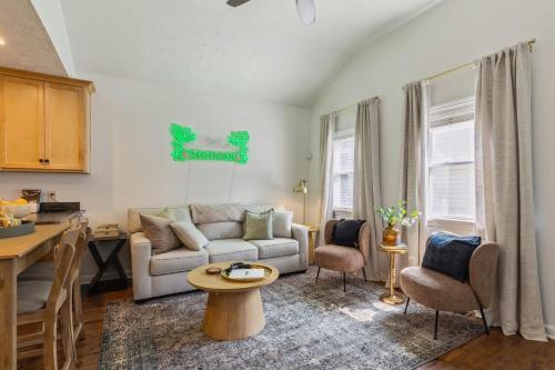 Newly Renovated Tremont Treasure I Cozy + Modern, Cleveland (photo 7)