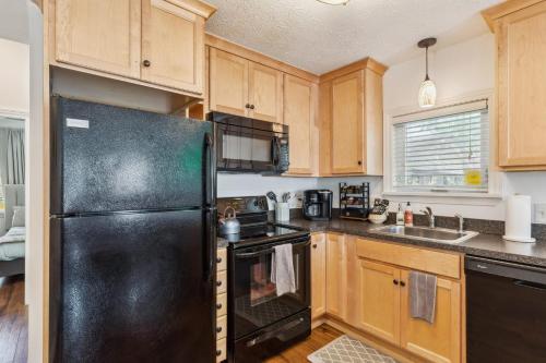Newly Renovated Tremont Treasure I Cozy + Modern, Cleveland (photo 10)