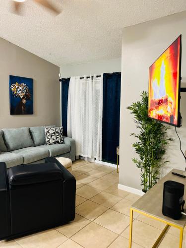 Shared lounge/TV area, 2bdrm Home near Orl Fairgrd, Downtwn, Wekiva Sprng in Orlando West