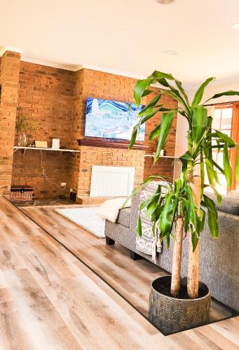 Savvanah Farmstay family friendly home with stunning views and spa in Chum Creek