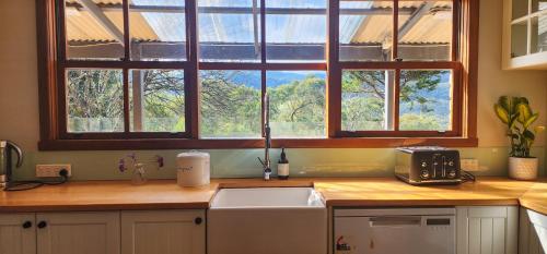 Savvanah Farmstay family friendly home with stunning views and spa