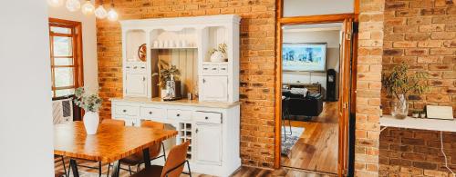 Savvanah Farmstay family friendly home with stunning views and spa in Chum Creek