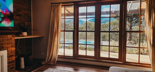 Savvanah Farmstay family friendly home with stunning views and spa