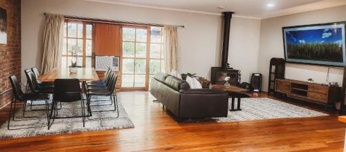 Savvanah Farmstay family friendly home with stunning views and spa in Chum Creek