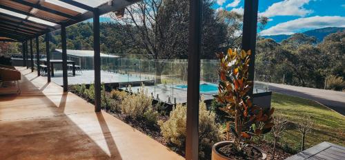 Savvanah Farmstay family friendly home with stunning views and spa in Chum Creek