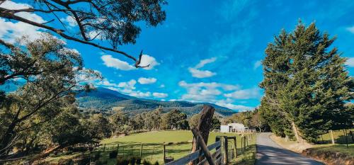 Savvanah Farmstay family friendly home with stunning views and spa