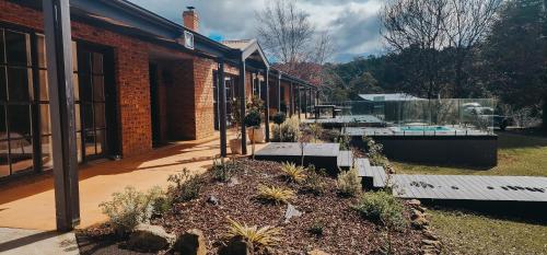 Savvanah Farmstay family friendly home with stunning views and spa in Chum Creek