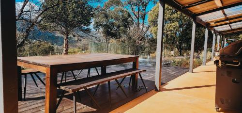 Savvanah Farmstay family friendly home with stunning views and spa