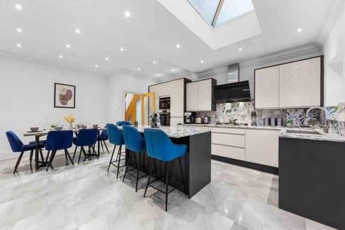 Sleeps 10, CINEMA TV , 2 baths, 10 mins to Stratford