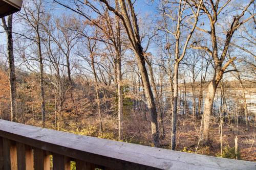 Cozy Bull Shoals Condo Getaway about 1 Mi to Lake!