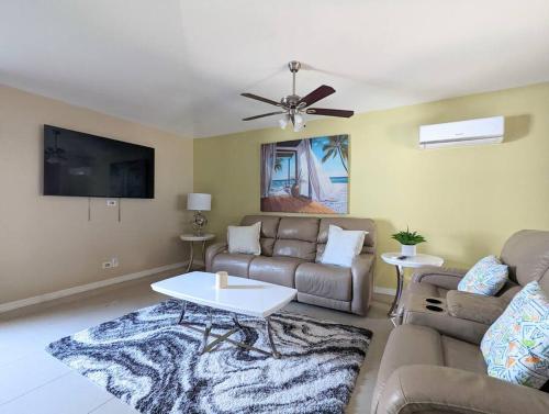 3Bed & 2Bath Property Couple minutes from Siesta Key Beach & Downtown Sarasota in Sarasota, USA