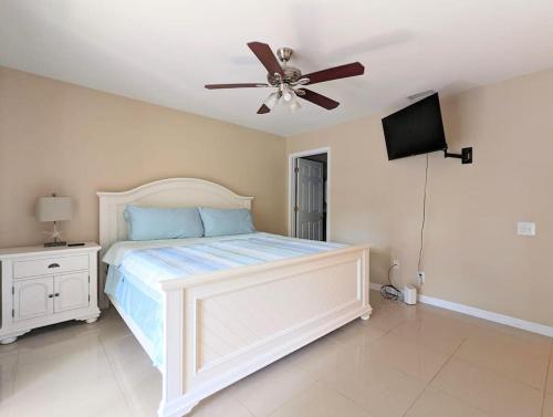 3Bed & 2Bath Property Couple minutes from Siesta Key Beach & Downtown Sarasota in Sarasota, USA
