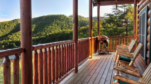 Deer ViewLodge 6Bdrm, 6Bath, Specials, Free Tickets, Views, Gameroom, Hot Tub in Sevierville, USA
