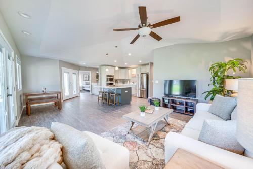 Pahoa House with Lanai, Walk to Ocean! in Hawaiian Beaches (HI)