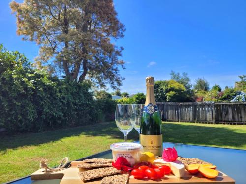 Hosts on the Coast - Catherine Chic