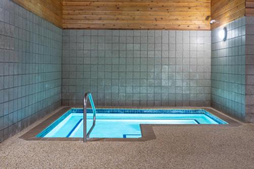 Hot tub, Aspen Hotel  Rogers- formerly Americinn by Wyndham in Rogers (MN)