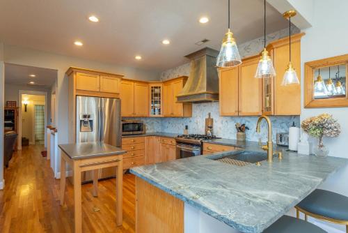 Rustling Ridge Pet-Friendly, Hot Tub, Fire Pit & Views! in Fairview, USA