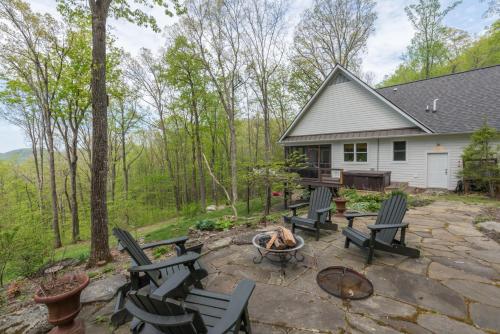 Rustling Ridge Pet-Friendly, Hot Tub, Fire Pit & Views! in Fairview, USA