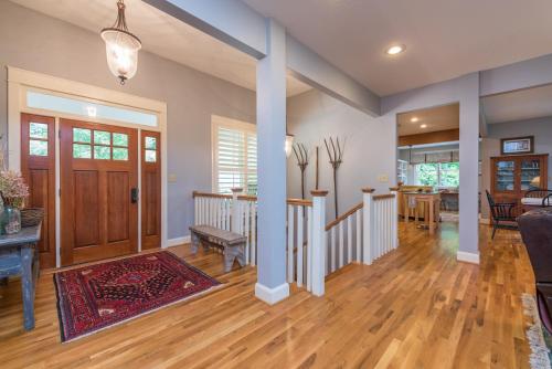 Rustling Ridge Pet-Friendly, Hot Tub, Fire Pit & Views! in Fairview, USA