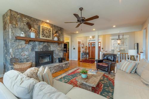 Rustling Ridge Pet-Friendly, Hot Tub, Fire Pit & Views! in Fairview, USA
