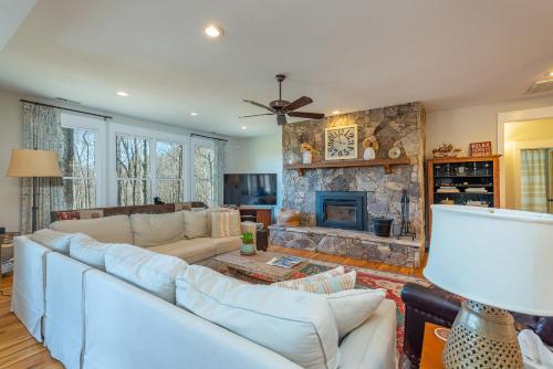 Rustling Ridge Pet-Friendly, Hot Tub, Fire Pit & Views! in Fairview, USA