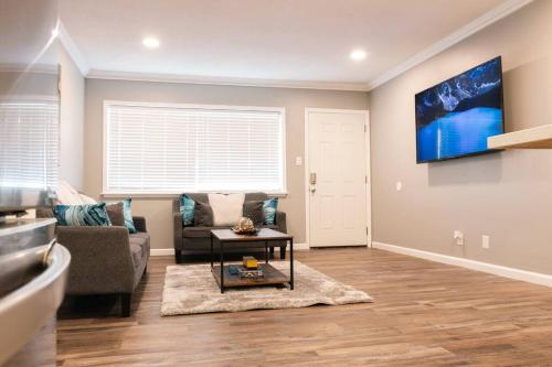 YourCozyEscape, 10 MinFrm Sofi, Forum, Intuit in Inglewood, USA