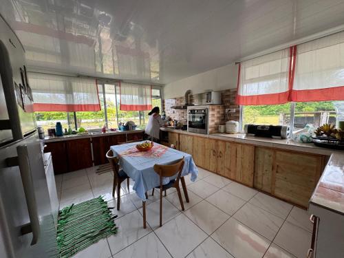 Konyha, TOAMANAHERE GUESTHOUSE TUBUAI Aéroport (TOAMANAHERE GUESTHOUSE TUBUAI Aeroport) in Ausztrál-szigetek