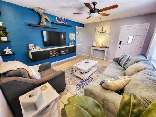 Cozy Coastal Getaway 2 min Walk to Beach & Village