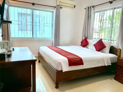 Standard Double Room image 3