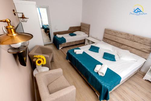 1 king bed, 1 twin bed