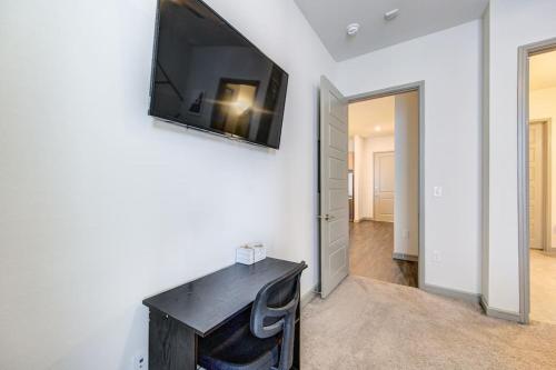 Fancy Apt Downtown. Pool. Gym. Lounge. Pet OK - Tap to explore photos