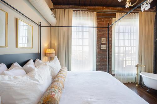 514901318 Hotel Cleo, Knoxville Downtown, a Tribute Portfolio Hotel