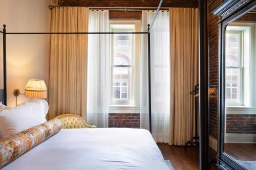 514901339 Hotel Cleo, Knoxville Downtown, a Tribute Portfolio Hotel