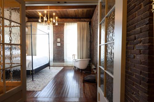514901358 Hotel Cleo, Knoxville Downtown, a Tribute Portfolio Hotel