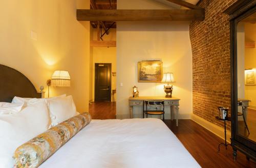 514901617 Hotel Cleo, Knoxville Downtown, a Tribute Portfolio Hotel