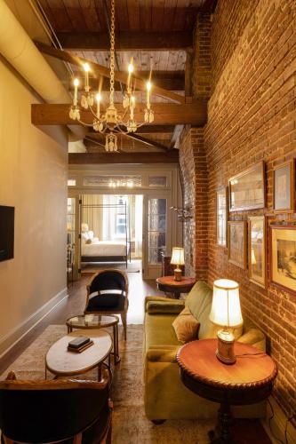 514901756 Hotel Cleo, Knoxville Downtown, a Tribute Portfolio Hotel