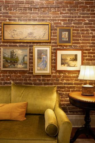 514902090 Hotel Cleo, Knoxville Downtown, a Tribute Portfolio Hotel
