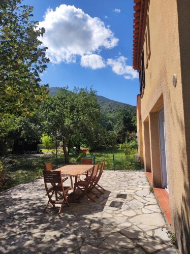 Maison pour séjour en famille gîte à louer Montesquiu d'Albera