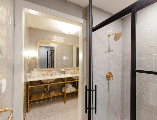 514907727 Hotel Cleo, Knoxville Downtown, a Tribute Portfolio Hotel