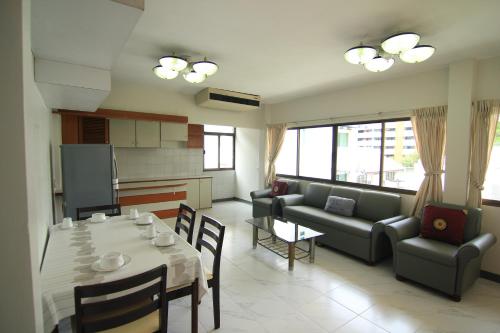 Manoo House H