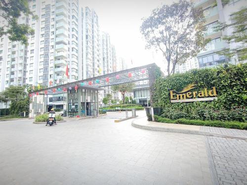 M Emerald 2 bedrooms, 2 toilets, 3 aircon, hot water, garden view