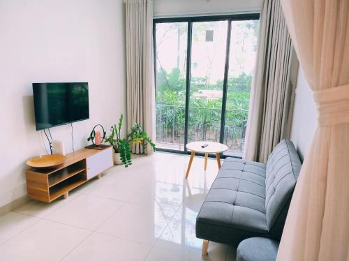 M Emerald 2 bedrooms, 2 toilets, 3 aircon, hot water, garden view