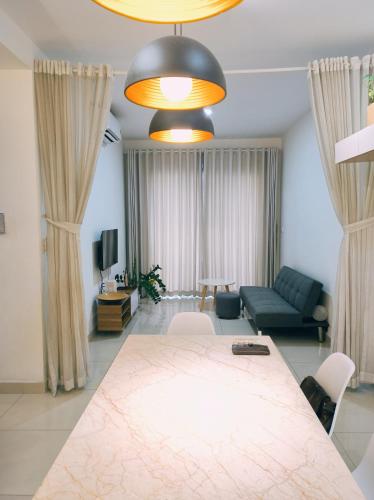 M Emerald 2 bedrooms, 2 toilets, 3 aircon, hot water, garden view